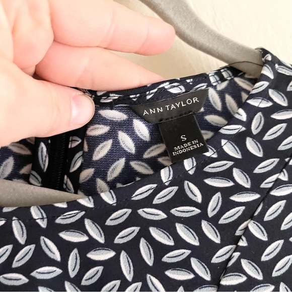 ANN TAYLOR Navy Blue Leaf Print Business Casual Peplum Blouse Women’s Small - Picture 5 of 5